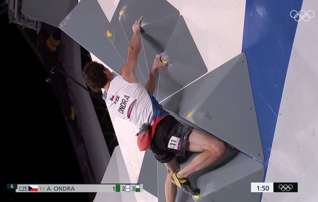 Adam Ondra sur un bloc, Tokyo (5 août 2021)