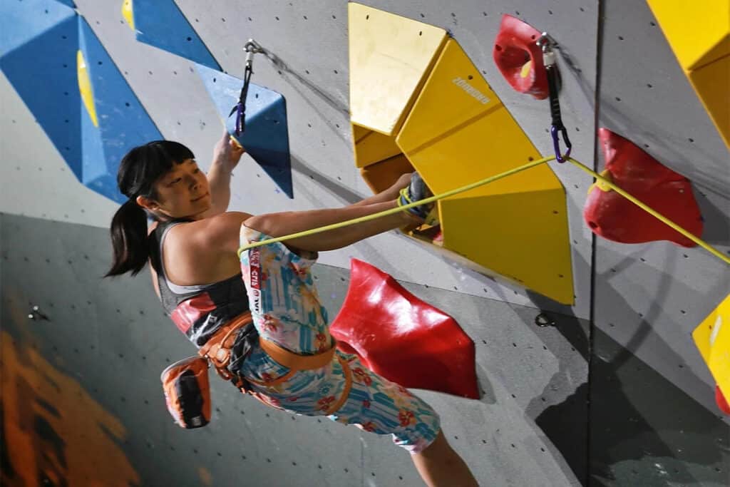 Ashima Shiraishi escalade en salle de sport