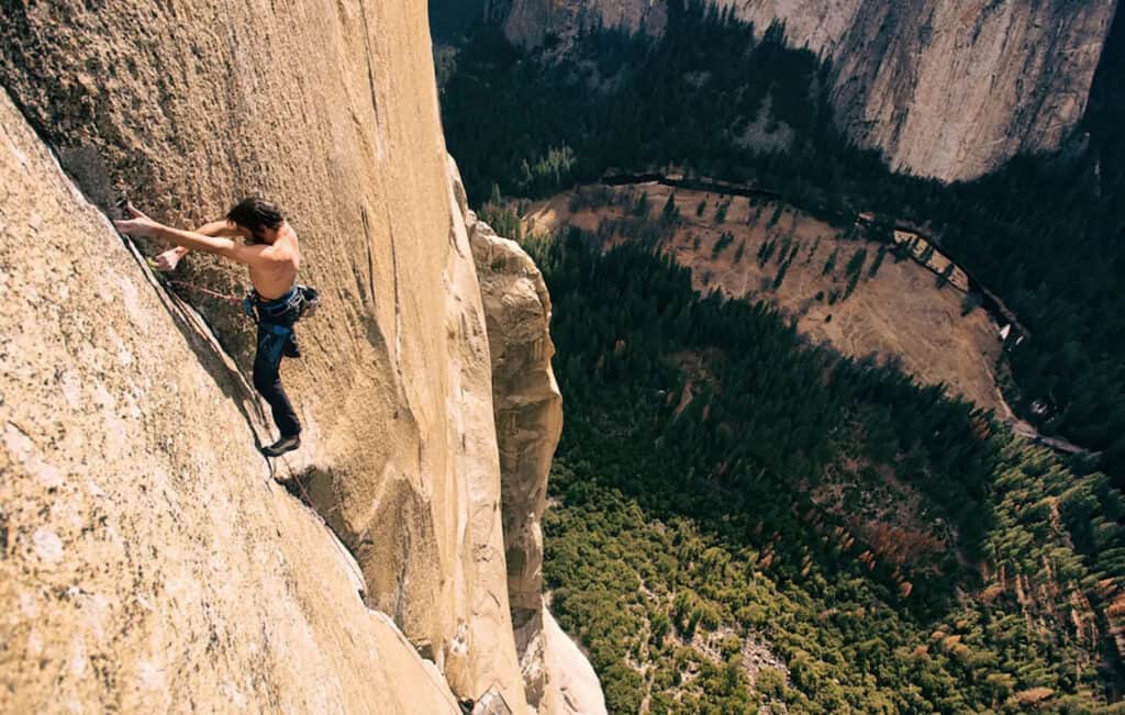 Kevin Jorgeson en train de grimper sur El Capitan.