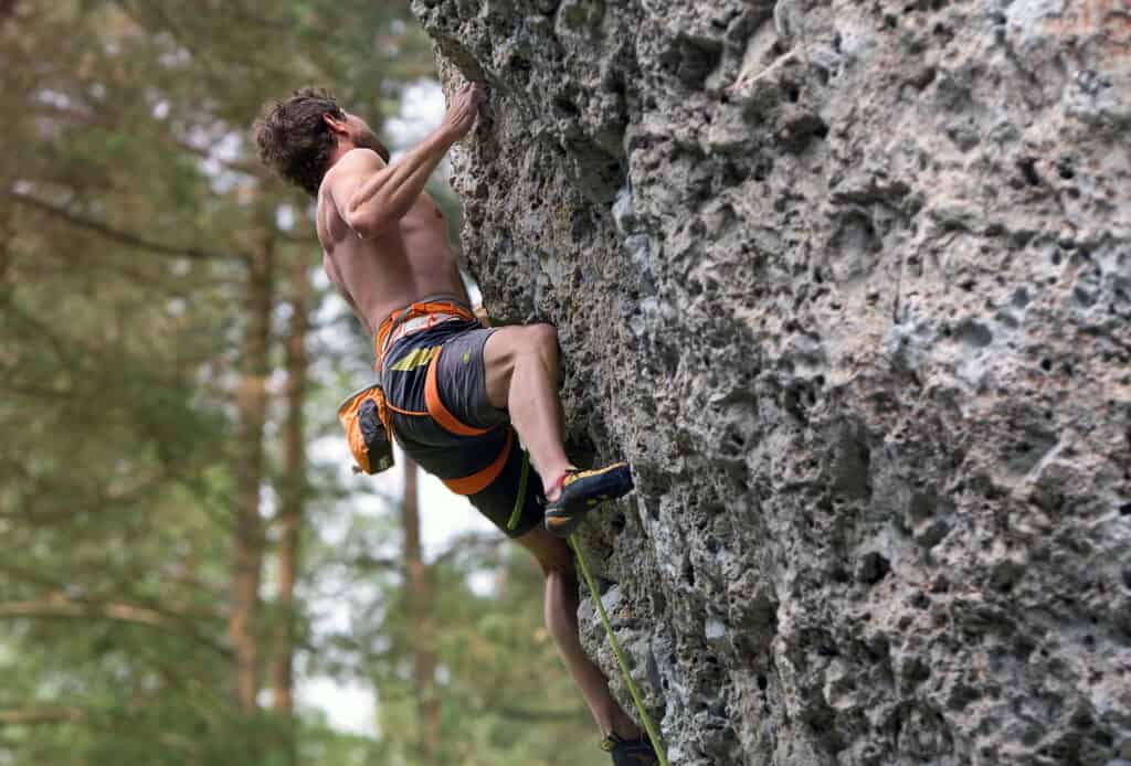 grimpeur sportif à Frankenjura, Allemagne (l'une des meilleures falaises d'Europe)