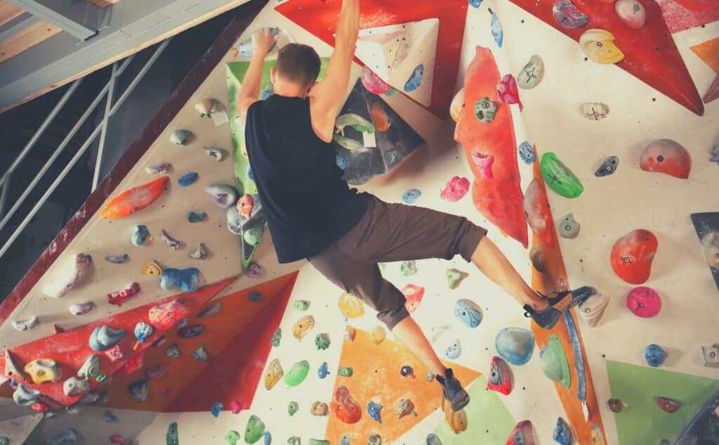 Escalade en salle avec chaussons la sportiva