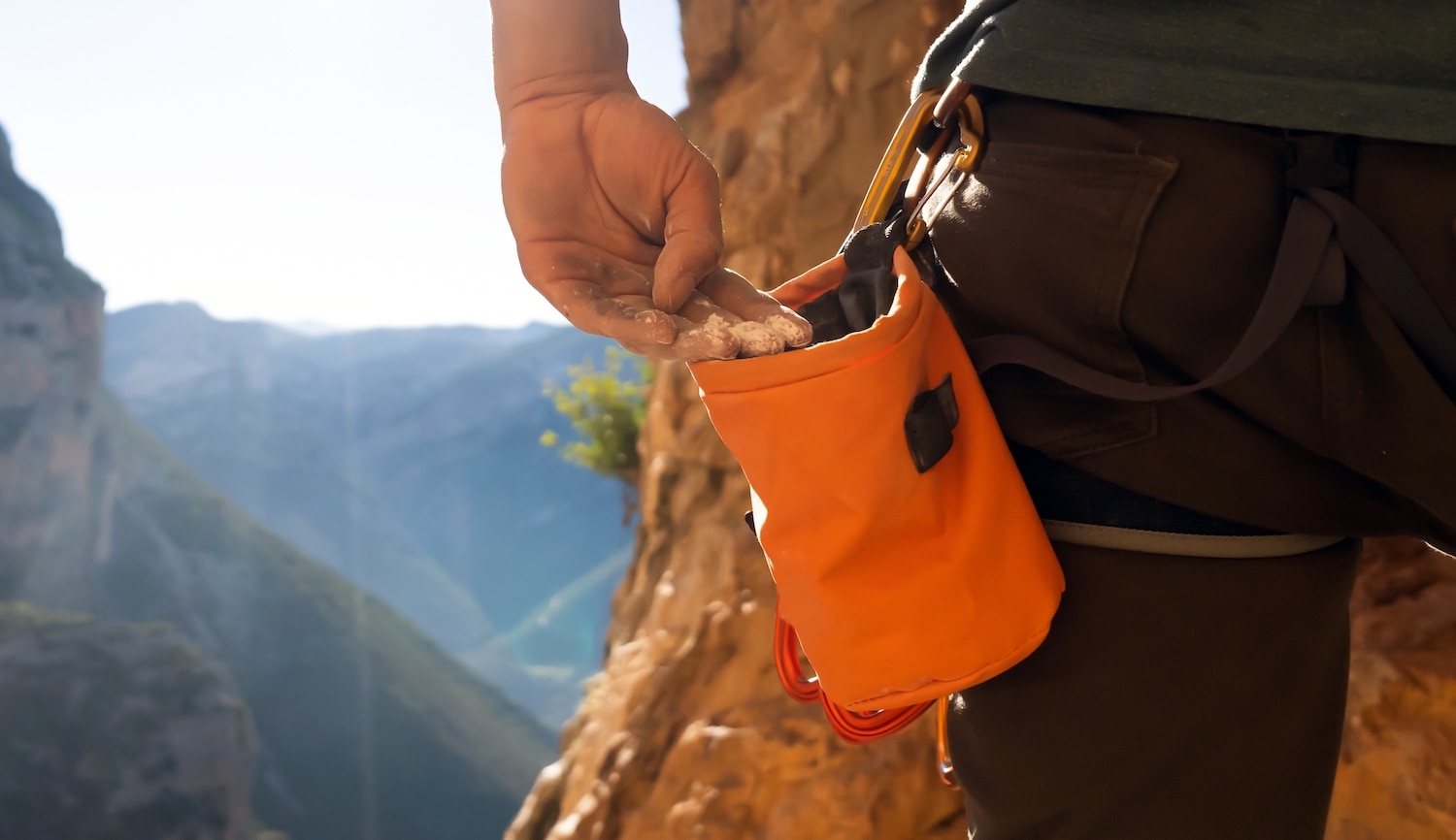 Belt and Zipper Pocket Rock Climbing Chalk Bag w/Drawstring Closure 