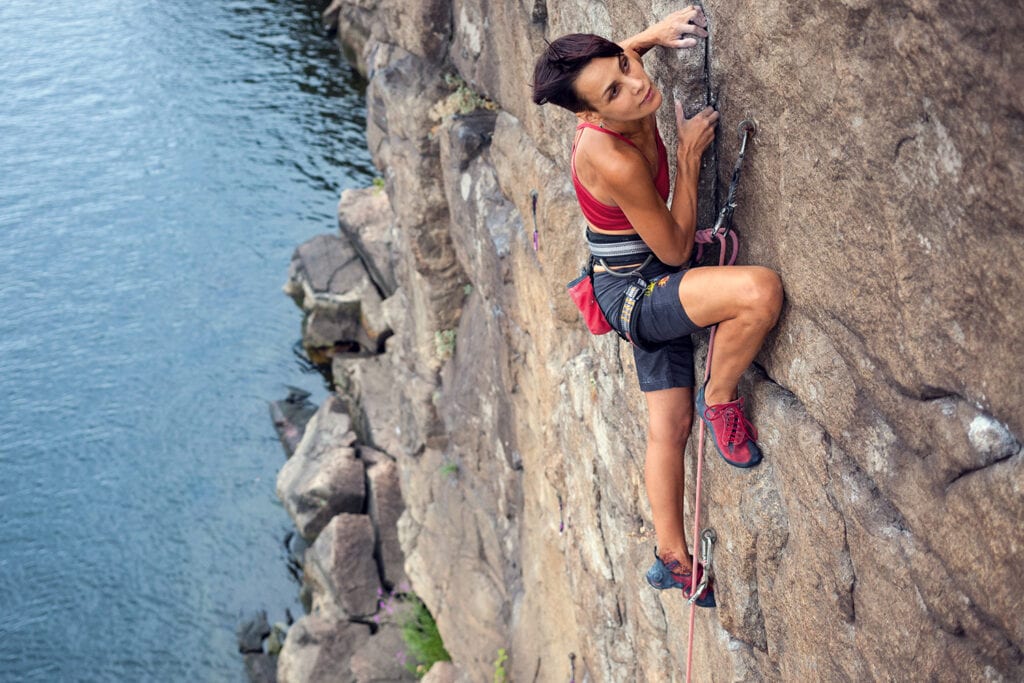 woman sport sport route on the coast