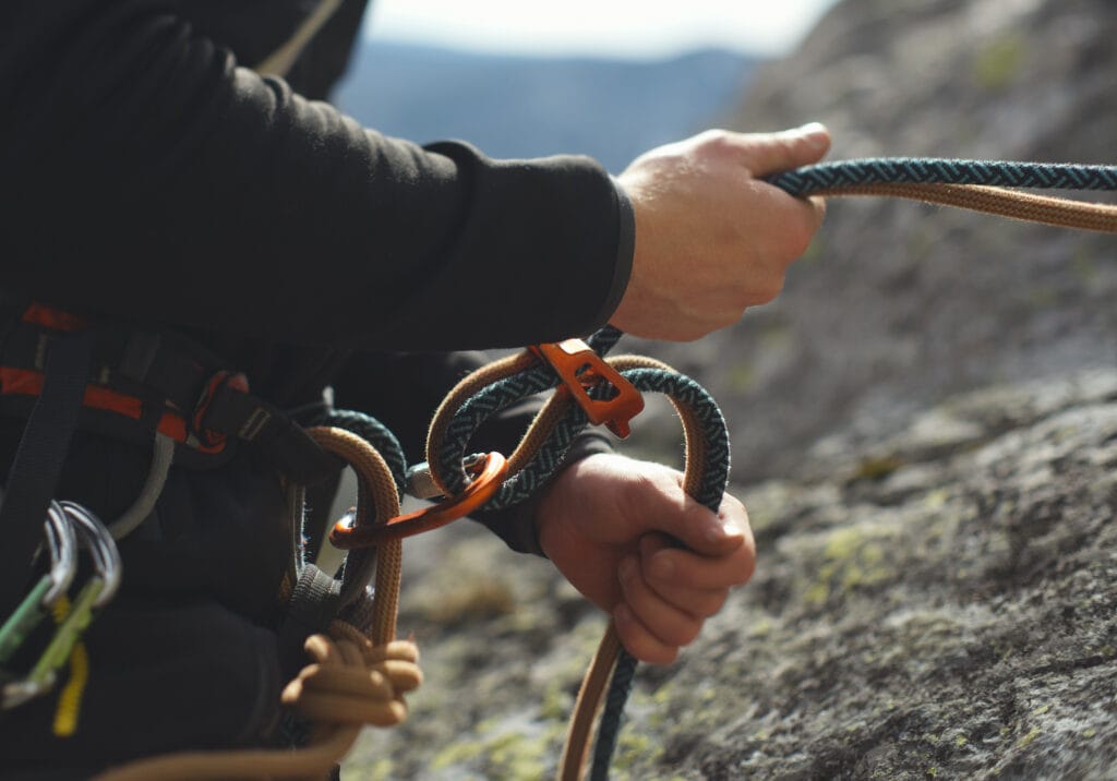 Cliber belaying with a non-assisted device
