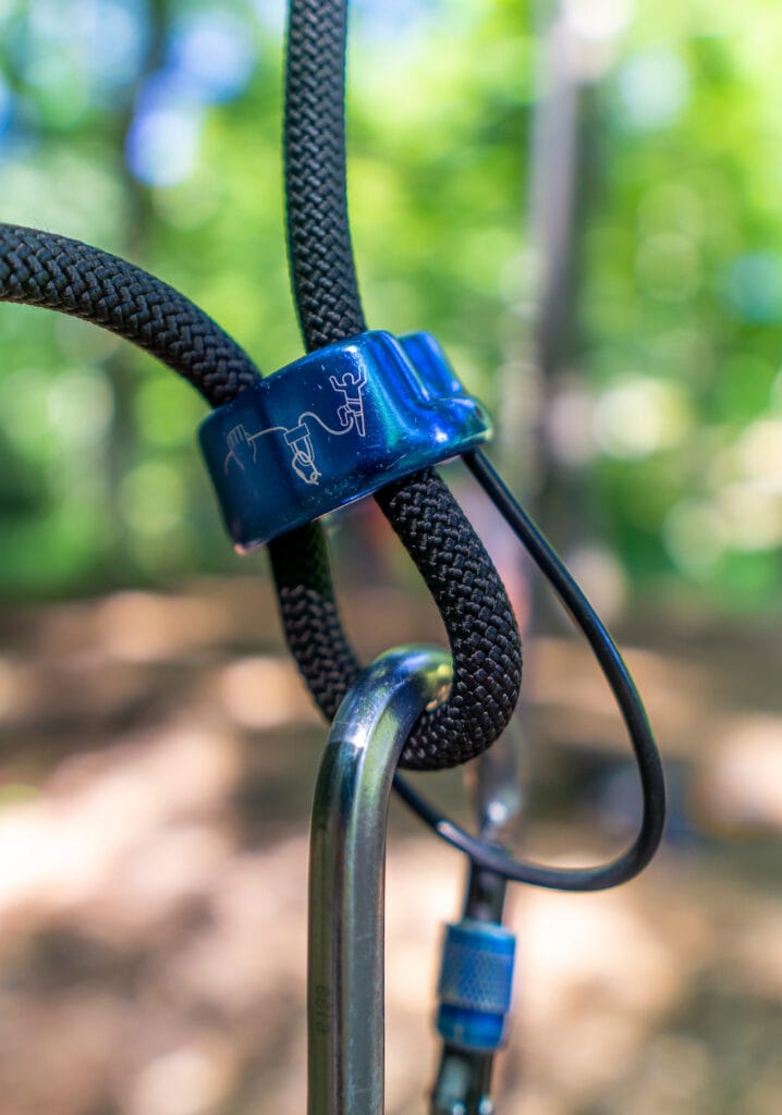 example of belaying system with rope, device and carabiner