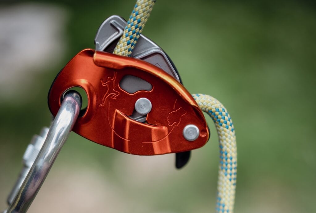grigri belay device with assisted braking mode