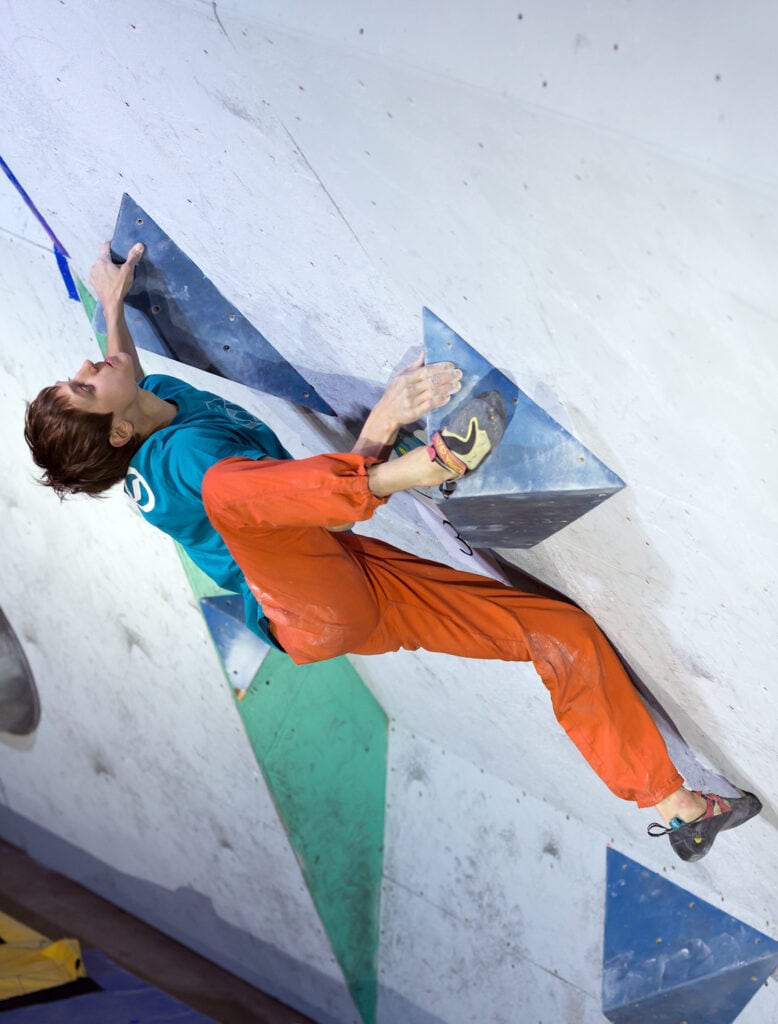 bouldering competition where the climber uses his feet to ascend