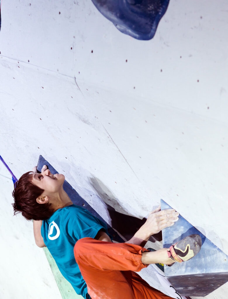 young climber keeping hips closer to push
