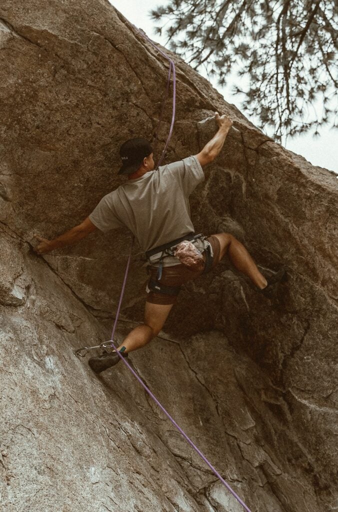 drop knee, a very important rock climbing terms and technique