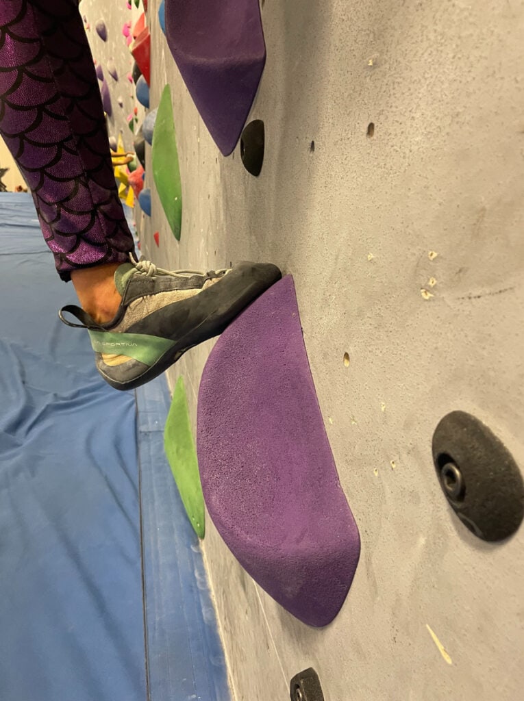 climber smearing on a foot hold by placing the feet flat